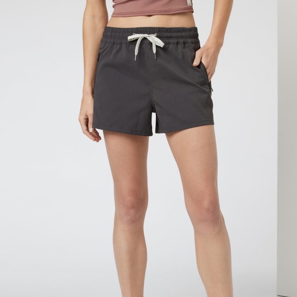🆕Vuori Scout Short in Vintage Black • Woman’s Size Small - Picture 4 of 9